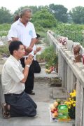anh Phạm Hồng Sơn (học trò cũ của VS Nguyễn Ngọc Nội) làm lễ Sư tổ